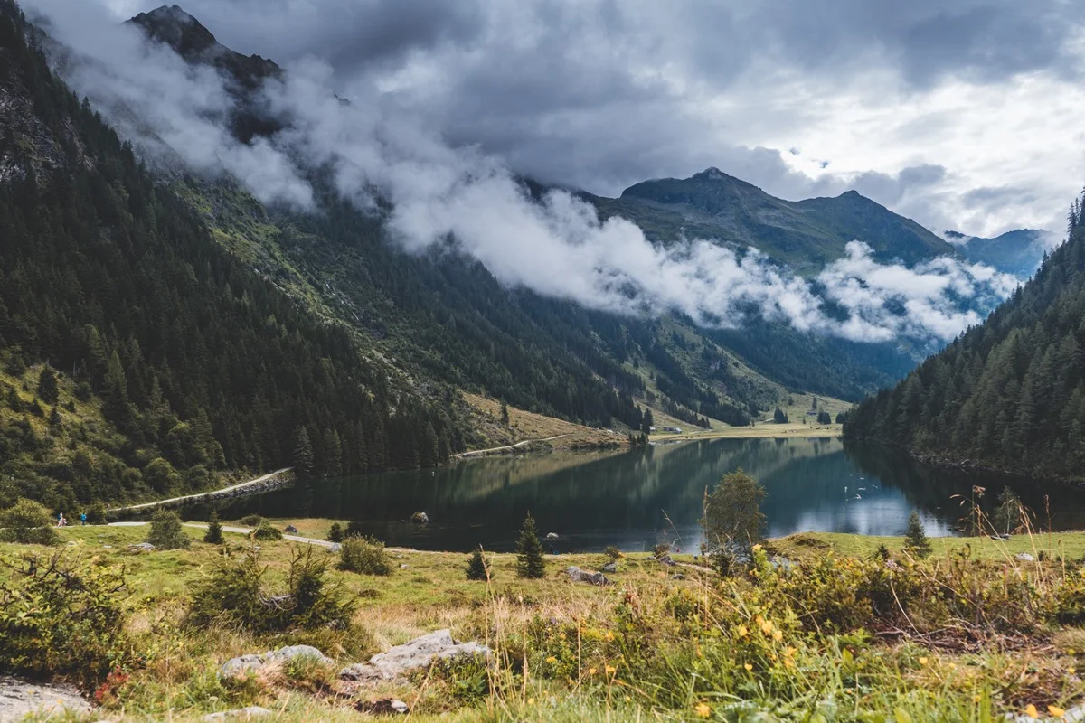 Alpine trail - jezero